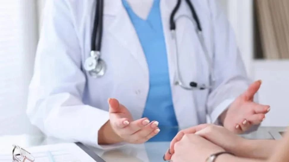 ویزیت بیمار توسط پزشک